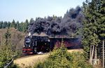 Bei Elend macht 99 7235 mit P 14405 ordentlich Dampf. Wie man sieht lag auch im Februar 1990 kein Krümmel Schnee im Hochharz. Von Klimawandel war damals noch nicht die Rede. (24.02.1990) <i>Foto: Wolfgang Bügel</i>