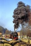 In Sorge geht es in der Bahnhofsausfahrt direkt in die Steigung nach Benneckenstein, das rund 40 m höher liegt. 99 7235 muss hier ihre ihre volle Leistung mit 700 PS vor dem P 14405 abrufen. (24.02.1990) <i>Foto: Wolfgang Bügel</i>