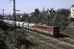 Die seit 1977 von LEW in Henningdorf/DDR in Serie gefertigte Baureihe 250 ist heute als Baureihe 155 in ganz Deutschland im Einsatz. Hier durchfährt sie noch in der Reichsbahn-Variante als 250 032 mit einem Zementzug den Bahnhof Radebeul-Ost. (09.1985) <i>Foto: Will A. Reed</i>