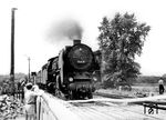 01 218 (Bw Erfurt P) mit einem Personenzug aus Länderbahnwagen (!) nahe der Blockstelle Elsteraue zwischen Leipzig-Leutzsch und Leipzig Hbf. Im März 1963 wurde die Lok in 01 511 rekonstruiert. (1961) <i>Foto: Gerhard Illner</i>