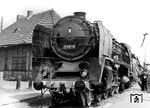 Zum "Tag des Eisenbahners" 1957 fand auf dem Erfurter Güterbahnhof eine Lokausstellung statt, bei der auch 01 219 des Bw Erfurt P zu besichtigen war. Rätselhaft ist das hochgezogene Blech zwischen Lok und Tender. Die Lok war im Februar 1955 vom Kolonnendienst aus Brest zurückgekehrt und wurde 1964 in 01 525 rekonstruiert.  (09.06.1957) <i>Foto: Slg. Michael Malke</i>