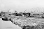 Glückssekunde für den Fotografen bei Großenhain: In voller Fahrt begegnen sich die beiden internationalen "Starzüge" des "Pannonia-Express". Links kommt die Dresdner 01 2120 mit dem D 371 nach Sofia angestürmt, rechts kommt ihm die Ostbahnhofer 01 2084 mit dem D 370 nach Berlin entgegen. (22.12.1974) <i>Foto: Klaus-Jürgen Wohllebe</i>