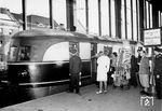 In der Tradition und – zunächst – mit einigen erhaltenen Schnelltriebwagen aus der Vorkriegszeit wurde ab 1949 der Verkehr zwischen Hamburg-Altona und Berlin Stadtbahn wieder aufgenommen. Die Fahrzeuge stellte die DDR-Reichsbahn. An die Fahrzeiten vor dem Krieg des "Fliegenden Hamburger" von zwei Stunden und 18 Minuten war jedoch nicht zu denken. Diese wurde übrigens erst 1997 eingestellt. Im Bahnhof Berlin Zoologischer Garten wartet der FDt 66 (SVT 137 278) auf die Abfahrt nach Hamburg. (1949) <i>Foto: RBD Berlin</i>