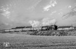 01 2029 (Bw Berlin Ostbf) ist mit dem D 117 in Helmstedt auf dem Weg zur innerdeutschen Grenze, die von hier keinen Kilometer entfernt lag. (04.1971) <i>Foto: Wolfgang Eilers</i>