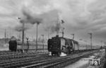 Nach 1945 wurde der Bahnhof Helmstedt durch sein Passagier- und Güteraufkommen im Grenzverkehr zur DDR zu einem bedeutenden Eisenbahnknoten. Sämtlicher Verkehr an der Bahnstrecke Braunschweig – Magdeburg wurde über die beiden Grenzbahnhöfe in Helmstedt und Marienborn/DDR abgewickelt. Jeder Interzonenzug aus östlicher oder westlicher Richtung musste an beiden Bahnhöfen halten. Der Lokomotivwechsel zwischen westdeutscher Bundesbahn und ostdeutscher Reichsbahn erfolgte jeweils in Helmstedt. 01 2114 verlässt nach dem 15 minütigen Aufenthalt für den Lokwechsel mit dem D 109 (Bonn - Berlin - Warschau) den Bahnhof Helmstedt. (1971) <i>Foto: Wolfgang Eilers</i>