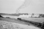 01 2165 mit D 109 kurz vor der innerdeutschen Grenze bei Helmstedt. Im Hintergrund ist das Braunkohlekraftwerk Harbke zu sehen, dass sich bereits in der DDR befindet und unmittelbar an der Grenze zur Bundesrepublik steht. Nach der strikten Grenzschließung durch die DDR am 26. Mai 1952 konnte von dort kein Strom mehr nach Westdeutschland geliefert werden. Daraufhin erbauten die Braunschweigischen Kohlen-Bergwerke Helmstedt (BKB) ein neues Kraftwerk in Offleben. (1971) <i>Foto: Wolfgang Eilers</i>