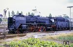 01 2050 hat soeben den D 109 (Bonn - Warschau) im Bahnhof Helmstedt übernommen und wird ihn bis Berlin bringen. (1971) <i>Foto: Wolfgang Eilers</i>
