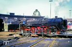 Helmstedt war in den 1970er Jahren die einzige Möglichkeit, die "großohrigen" 01 der Reichsbahn auf bundesdeutschem Boden aufzunehmen. Entsprechend waren Bahnhof und Bw immer von Fotografen belagert. Die Ostbahnhofer 01 2114 rückt nach Ankunft mit dem D 110 aus Berlin in das Bw ein. Nach einer Stunde Pause wird es mit dem D 109 zurück nach Berlin gehen. (1971) <i>Foto: Wolfgang Eilers</i>