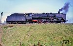 Im östlichen Ausziehgleis des Bahnhofs Helmstedt wartet 01 2114 auf die Ankunft des D 109. Links von der Lok steht ein Signal Ts 2 "Halt für zurückkehrende Schiebelok und Sperrfahrten" (Signalbuch 1959).  (1971) <i>Foto: Wolfgang Eilers</i>