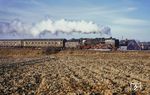 01 2114 hat mit dem D 109 soeben den Bahnhof Helmstedt verlassen. Hinter der Lok läuft der DR-Wagen Bentheim - Berlin, der zweite Wagen der PKP hat den Laufweg Hoek van Holland - Warschau. Zur Grenze waren es ab hier gerade einmal 2,5 km, sodass die Fotomöglichkeiten bis dahin sehr begrenzt waren. Beliebt war auch die kleine Straßenbrücke der damals noch gesperrten Bundesstraße 1 mitten im Wald, wo man von bundesdeutschen Grenzschutzbeamten auch schon einmal warnende Worte erhielt, da man sich im unmittelbaren Grenzbereich befand. (1972) <i>Foto: Wolfgang Eilers</i>