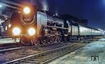 Zu abendlichen Stunde ist die Ostbahnhofer 01 2165 mit dem D 118 aus Berlin in Helmstedt eingetroffen. (1971) <i>Foto: Wolfgang Eilers</i>
