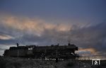 03 2117 vom Bw Berlin Ostbf wartet in Helmstedt auf die Übernahme ihres Zuges. Da wegen Devisenmangels die DR-Loks im Westen keine Kohle nehmen durften (Wasser war umsonst), holt der Heizer die Reste aus dem Tender nach vorne. Die Lok hatte am 25.07.1969 als Ersatzkessel den Neubaukessel der 22 076 (Halberstadt 197/1961) erhalten. (1971) <i>Foto: Wolfgang Eilers</i>