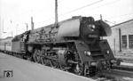 01 0520 wartet vor D 1099 im damaligen DB-Grenzbahnhof Bebra auf Ausfahrt in Richtung Eisenach. (22.07.1971) <i>Foto: Frank Lüdecke</i>