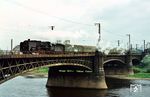Die Elbebrücke in Dresden-Neustadt war bei Besuchen in der Elbmetropole immer ein unbedingtes Muss. Leider führten die mickrigen Lichtverhältnisse am Morgen des 7. November 1975 dazu, dass dort mit dem problematischen Agfa CT 21 fotografiert werden musste. Zusätzlich sorgte noch ein Windstoß dafür, dass die Berliner 01 2114 vor dem D 671 (Berlin-Schöneweide – Dresden Hbf an 10.07 Uhr) teilweise verdeckt wurde. Alles sprach also dafür, dies später nochmals zu wiederholen. (07.11.1975) <i>Foto: Helmut Dahlhaus</i>