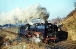 01 2118 mit dem E 802 (Sonneberg -) Saalfeld ab 10.01 Uhr – Leipzig) auf der Steigung nach Unterwellenborn. (28.12.1980) <i>Foto: Helmut Dahlhaus</i>