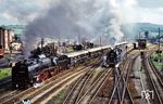 Ende Mai 1981 veranstalteten die Eisenbahnfreunde Zollernbahn in Zusammenarbeit mit der Schweizer Intraflug AG eine Sonderfahrt ins „Dampflokparadies DDR“. Die Ausfahrt des Sonderzuges D 24404 nach Gera mit 01 2118 war gegen 17.50 Uhr geschickt gewählt, denn so ließ sich eine Parallelausfahrt mit dem von 01 0513 gezogenen P 4006 (Saalfeld – Camburg) arrangieren. (28.05.1981) <i>Foto: Helmut Dahlhaus</i>