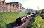 01 2118 fährt mit Sonderzug D 24404 an der ansehnlichen Gründerhauszeile der Friedrich-Engels-Straße in Pößneck vorbei.  (28.05.1981) <i>Foto: Helmut Dahlhaus</i>