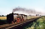 Die Dresdner 01 2120 erhielt vom 19.05.1976 bis zum 28.06.1976 noch eine L 6 im Raw Meiningen. Mit ihrem gepflegten Äußeren glänzt sie im Abendlicht vor dem Städteschnellverkehr D 176 (Dresden Hbf – Berlin Ostbahnhof an 19.08 Uhr) auf dem südlichen Berliner Außenring nahe Berlin-Schönefeld. (03.07.1976) <i>Foto: Helmut Dahlhaus</i>
