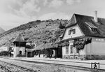 Der Bahnhof Spitz (Donau) im Jahre 1938 kurz nach der Übernahme durch die Deutsche Reichsbahn. Er liegt an der sogenannten Donauuferbahn von Sankt Valentin nach Krems in Österreich. Der östliche Teil der Strecke wurde von 1909 bis 2009 betrieben und ist teilweise abgebaut, der westliche Teil wurde 1898 eröffnet und ist (mit Spitz) bis heute in Betrieb. Der Streckenabschnitt zwischen Krems und Emmersdorf an der Donau führt durch die Wachau, weshalb die Donauuferbahn in diesem Bereich auch Wachauer Bahn genannt wird. Sie gehört als Kulturdenkmal zur Welterberegion Wachau. (1938) <i>Foto: RVM (Steiner)</i>