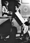 Im Anhalter Bahnhof in Berlin reicht ein Dienstmann den Reisenden ihren sperrigen Koffer an das Abteilfenster eines Frankfurter D-Zuges. Es gab viele bekannte Dienstmänner, die an ihrer besonderen Arbeitskleidung und einer Dienstnummer erkennbar waren. Der berühmte Berliner Gepäckträger, Eckensteher Nante, hatte die Nummer 22, Alois Hingerl, "Dienstmann in München", trug bekanntermaßen die Nummer 172. Joseph Roth, ein ewiger Reisender, hat aufs Anrührendste einen "Gepäckträger Nr. 7" beschrieben. Alle waren nach strengem Reglement in "Instituten" oder in genossenschaftlichen Vereinen organisiert. Die Arbeit war schwer, stressig, schlecht bezahlt. Hingerl zum Beispiel "besorgte einen Auftrag mit solcher Hast, dass er vom Schlage gerührt zu Boden fiel und starb". So ist er als Ludwig Thomas "Dienstmann im Himmel" unsterblich geworden - 'luja!  (1930) <i>Foto: RVM (Pragher)</i>