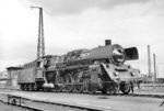 Die Deutsche Reichsbahn baute 1964/1965 zwei Dampflokomotiven der Baureihe 19.0 (Sächsische XX HV) speziell für den Einsatz als Bremslokomotiven bei der VES-M Halle um. Bei der Rekonstruktion erhielten die beiden Lokomotiven je einen neuen Verbrennungskammerkessel, der ursprünglich für die Modernisierung der Lokomotiven der Baureihen 03.10, 39 und 41 konstruiert worden war. Die im Raw Halberstadt gebauten Kessel des Typs 39E erhielten dazu eine deutlich verkürzte Rauchkammer ohne den Ausschnitt für den Mischvorwärmer. 19 022 wurde am 31.03.1965 rekonstruiert und erhielt einen Einheitstender 2'2'T 34. Hier präsentiert sie sich noch mit Kohlefeuerung im Bw Halle P. Am 22.12.1967 erhielt sie eine Ölhauptfeuerung. Im EDV-Zeitalter bekam sie die Betriebsnummer 04 0022-6 und wurde am 5. Mai 1975 ausgemustert. Am 14.10.1975 wurde sie im RAW Meiningen zerlegt. (06.1967) <i>Foto: Dieter Wünschmann</i>