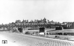 Eine 50er ÜK überquert die wiederaufgebaute Elbebrücke bei Meißen. Die Aufnahme ist vom südwestlichen Elbufer über die "Siebeneichener Str." hinweg gemacht worden. Der Zug fährt in Kürze in den Meißener Bahnhof auf dem Nordostufer der Elbe ein. Das große Gebäude auf dem hohen Ufer rechts der Bildmitte mit dem kleinen Turm auf dem Dach ist das Gymnasium Franziskaneum. (1951) <i>Foto: Slg. Frank Lüdecke</i>
