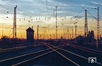 Abendstimmung im Güterbahnhof Krefeld-Oppum. Der Güterbahnhof befand sich etwa 700 Meter westlich des Personenbahnhofs im Bereich der Straße "Am Verschubbahnhof". Er ist inzwischen stillgelegt. Die Stadt Krefeld plant, das Gelände als Gewerbegebiet zu nutzen. (04.10.1989) <i>Foto: Wolfgang Bügel</i>