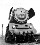Zwischen 1958 und 1962 wurden innerhalb des Rekonstruktionsprogrammes der DR 85 Lokomotiven der Baureihe 39 in die Baureihe 22 umgebaut. Die erste Umbaulok 22 001 (ex 39 107) stand während ihrer Zugehörigkeit zum Bw Halle (Saale) P als Bremslok der VES-M Halle (Saale) zur Verfügung. Sie war mit Oberflächenvorwärmer und Gegendruckbremse ausgerüstet, hier aufgenommen in Berlin-Lichtenberg.  (06.05.1967) <i>Foto: Klaus D. Holzborn</i>
