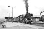 39 1034 (ex 39 117) war die letzte Saalfelder 22er, die hier in ihrem Heimatbahnhof auf die Abfahrt wartet. Am 1. September 1971 wurde sie aufgrund eines Radreifenbruchs abgestellt. Danach war sie noch bis 30.08.1973 als Heizlok im Bw Gotha tätig. Am 27.02.1975 wurde sie im RAW Meiningen zerlegt. Ihr Neubaukessel ging an 03 2250. (20.06.1971) <i>Foto: Rudi Lehmann, Slg. Holzborn</i>