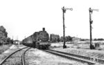 38 1580 (Bw Wriezen) fährt mit einer sehenswerten Personenzuggarnitur in den Bahnhof Ahrensfelde im Nordosten Berlins ein. Entgegen der Bezeichnung befand sich der Bahnhof nie auf Ahrensfelder Gebiet. Anfangs gehörte das Bahnhofsgelände zum Gutsbezirk Falkenberg, welcher mit dem Groß-Berlin-Gesetz ab 1920 Ortsteil des Bezirks Weißensee wurde.  (07.1968) <i>Foto: Dieter Wünschmann</i>