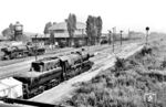 52 3546 (Krauss-Maffei, Baujahr 1943) ist in ihrem Heimatbahnhof Berlin-Pankow eingetroffen. Der zu DDR-Zeiten bedeutende Güter- und Rangierbahnhof im Norden Berlins verlor nach der politischen Wende immer mehr an Bedeutung. Am 2. Juli 1997 wurde er endgültig stillgelegt. Der Rundschuppen des Bw aus dem Jahr 1893 war der letzte erbaute Schuppen seiner Art in Deutschland, der immer mehr verfällt. Das gleiche Schicksal droht dem noch in Berlin-Rummelsburg vorhandenen Rundlokschuppen. Die Deutsche Bahn als Besitzer kommt ihrer Aufgabe, das Bauwerk instand zu halten, nicht nach. 2010 stellte sie einen Abrissantrag, dem nicht entsprochen wurde. Seitdem ist der Schuppen auch dem Verfall preisgegeben. Nachtrag 2023: Bei den beiden Pankower Schuppen wurden inzwischen die Dächer instandgesetzt bzw. wiederhergestellt. Zumindest ist der Verfall damit erst einmal unterbrochen. (13.08.1966) <i>Foto: Klaus D. Holzborn</i>