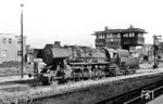 Ab 1959 begann die Deutsche Reichsbahn im Raw Stendal mit der Generalreparatur der Baureihe 52, bei der die kriegsbedingten Vereinfachungen zurückgebaut und in größerem Umfang verschlissene Bauteile ersetzt wurden. Schnell stellte man jedoch fest, dass die Rekonstruktion wirtschaftlicher war als das Generalreparaturprogramm. Während bei der Generalreparatur hauptsächlich Stehkessel und Lenkgestelle ersetzt wurden, erhielten die rekonstruierten Loks neue Rekokessel, neue Zylinder, eine Mischvorwärmeranlage der Bauart IfS/DR und neue Führerhausvorderwände mit ovalen Fenstern. Weitere Rekonstruktionsmaßnahmen betrafen den Einbau von Achslagerstellkeilen und die Erneuerung der Krauss-Helmholtz-Lenkgestelle. Im Frühsommer 1960 begann die Rekonstruktion der Baureihe 52. Als eine der ersten Reko-52er verließ 52 2654 (Henschel, Baujahr 1944) als 52 8002 am 22.10.1960 Raw Stendal. Das Foto entstand in Berlin Frankfurter Allee. (13.08.1966) <i>Foto: Klaus D. Holzborn</i>