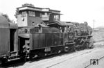 56 2677 (Bw Sangerhausen) macht sich als Rangierlok "Reiher" in ihrem Heimatbahnhof nützlich. Die Rangierlokomotiven bei der DR (später auch die Dieselloks) hatten alle Codenamen, die mit "R" begannen (Reiher, Rabe etc). Im Hintergrund ist das Wärterstellwerk "So" der Bauform S&H 1912 in der östlichen Bahnhofsausfahrt zu sehen, das auch 2023 noch in Betrieb ist. (10.08.1966) <i>Foto: Klaus D. Holzborn</i>
