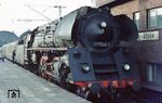 01 0502 (Bw Wittenberge) vor dem "Transitzug" D 405/263 nach Berlin in Hamburg-Altona. Im Unterschied zu den "Transitzügen", die in erster Linie dem direkten Verkehr durch die DDR nach West-Berlin dienten, bedienten die "Interzonenzüge" verschiedene Zielorte innerhalb der DDR. (28.12.1971) <i>Foto: H. Kuhnke</i>