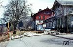 Der Bahnhof Bayerisch Eisenstein (tschechisch Zelezná Ruda-Alzbetín) ist Grenzbahnhof zwischen Deutschland und Tschechien (damals Tschechoslowakei). Er liegt zwischen Bayerischem und Böhmerwald. Der Bahnhof verbindet die von der Bayerischen Ostbahn 1874 begonnene und von den Königlich Bayerischen Staats-Eisenbahnen vollendete Bayerische Waldbahn Plattling–Bayerisch Eisenstein und die von der Eisenbahn Pilsen–Priesen(–Komotau) erbaute Bahnstrecke Pilsen–Markt Eisenstein (heute: Zelezná Ruda). Die Staatsgrenze verläuft quer durch die Gleisanlagen und das Empfangsgebäude. (08.05.1970) <i>Foto: Theodor Horn</i>