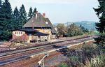 Der Bahnhof Flammersfeld lag an den Bahnstrecken aus Linz (Rhein) und Engers. Auf der Bahnstrecke Linz (Rhein) – Flammersfeld verkehrte zum Sommerfahrplan 1957 werktags nur noch ein Zugpaar auf der Relation Linz – Neustadt (Wied). Noch im gleichen Jahr wurde der seit dem Krieg verkehrslose Abschnitt Neustadt (Wied) – Flammersfeld offiziell aufgegeben und stillgelegt. Der Bahnhof Flammersfeld wurde auf der Relation Siershahn - Altenkirchen weiterhin bedient, bis auch dort zum 01. Juni 1984 der Personenverkehr eingestellt wurde. (10.10.1970) <i>Foto: Theodor Horn</i>
