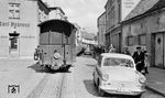 Der P 4609 in der Ernst-Thälmann-Straße in Bad Doberan. Immer wieder kommt es hier zu Unfällen mit der Schmalspurbahn, insbesondere mit Touristen aus dem Westen, die solche Verkehrsverhältnisse seit den 1950er Jahren nicht mehr gewohnt sind. Den Friseur an der Querstraße gibt es im übrigen auch immer noch. (24.08.1966) <i>Foto: Gerd Wolff</i>