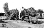 1932 ließ die Deutsche Reichsbahn die deutlich größeren, schnelleren und stärkeren Loks der Baureihe 99.32 (99 321–323) speziell für die Bäderbahn Molli bauen. Die drei Loks sind heute noch unter den Nummern 99 2321-0, 99 2322-8 und 99 2323-6 im Einsatz. Hier restauriert 99 321 in Kühlungsborn West. (24.08.1966) <i>Foto: Gerd Wolff</i>