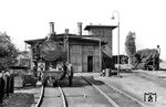 1910 entstanden in Ostseebad Kühlungsborn West die Lokbehandlungsanlagen und ein zweiständiger Lokschuppen der damaligen Großherzoglich Mecklenburgischen Friedrich-Franz-Eisenbahn. 1915 wurden die Anlagen um eine Wagenhalle ergänzt. Seit 1. April 1920 gehörte die 'Molli' zur Deutschen Reichsbahn. Die Reichsbahn vergrößerte 1933 den Lokschuppen auf vier Stände mit zweiflügligen Holztoren.  (24.08.1966) <i>Foto: Gerd Wolff</i>