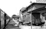 Der Bahnhof Ostseebad Kühlungsborn West wurde am 12.05.1910 als Bahnhof Ostseebad Arendsee mit einem Fachwerk-Empfangsgebäude eröffnet. 1934/35 ersetzte der heute noch vorhandene Klinkerbau das bisherige Fachwerkgebäude. Zudem wurde der Neubau um einen Gepäck- und Stückguttrakt und Flachbau zur Straßenseite mit Gaststätte erweitert. (24.08.1966) <i>Foto: Gerd Wolff</i>