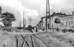 Vor dem stattlichen Empfangsgebäude aus dem Jahr 1912 wartet in Bad Doberan 99 321 auf die Rückfahrt nach Ostseebad Kühlungsborn West. (24.08.1966) <i>Foto: Gerd Wolff</i>