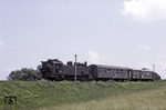 94 2043 auf dem Weg von Eibenstock oberer Bf zum unteren Bf. Die Entfernung zwischen den beiden Bahnhöfen betrug ca. 3,5 km, der Höhenunterschied etwa 130 m. Zwei Monate nach dieser Aufnahme wurde die Strecke im Zuge eines Talsperrenbaus stillgelegt. (05.07.1975) <i>Foto: Will A. Reed</i>