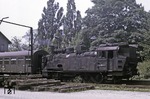 1875 erhielt Eibenstock mit der Eröffnung der Bahnstrecke Chemnitz – Adorf erstmals einen Eisenbahnanschluss. Der Bahnhof lag aber 3,5 km entfernt und etwa 130 m tiefer im Muldental, sodass sich die Verkehrsbedingungen nicht wesentlich verbesserten. Erst mit der Eröffnung der Steilstrecke Eibenstock am 2. Mai 1905 erhielt Eibenstock einen besseren Verkehrsanschluss. Der bisherige Bahnhof Eibenstock erhielt den neuen Namen Eibenstock unt Bf, da am oberen Ende der Steilstrecke mit dem oberen Bahnhof eine weitere Bahnstation (Foto) entstand (Quelle: Wikipedia). (05.07.1975) <i>Foto: Will A. Reed</i>