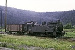 94 2043 rangiert einen betagten G 10-Güterwagen in Eibenstock unterer Bf. Im Zuge eines Talsperrenbaus wurden die Gleisanlagen des Bahnhofs Ende Oktober 1975 entfernt, sowie sämtliche noch vorhandene Hochbauten ausnahmslos abgerissen. Das Areal des Bahnhofes befindet sich heute unter der Wasserfläche des Stausees. (05.07.1975) <i>Foto: Will A. Reed</i>
