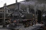 Als Sächsische IV K bezeichneten die Königlich Sächsischen Staatseisenbahnen die vierachsigen Schmalspurdampflokomotiven der Bauart Meyer mit der Spurweite 750 mm (spätere Baureihe 99.51–60). Mit 96 Exemplaren galt die Sächsische IV K als die meistgebaute Schmalspurdampflokomotive Deutschlands. Hier wartet 99 1608 im Bw Mügeln auf den nächsten Einsatz. (08.1978) <i>Foto: Will A. Reed</i>