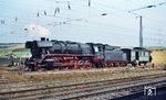 44 029 (Bw Eisenach) zu Gast in Bebra. Die Lok besitzt höher angebrachte Windleitbleche, um die bessere Erreichbarkeit der vorne liegenden Pumpen zu gewährleisten.  (05.1968) <i>Foto: Wolfgang Staiger</i>