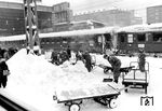 Am 1. Februar 1956 begann eine Kältewelle, bei der eisige Kaltluft (minus 25 bis minus 30 Grad C) aus Sibirien auf direktem Weg nach Mitteleuropa zog. Eine ungewöhnlich beständige Winterwetterlage begann. Am 9. und 10. Februar 1956 verlagerte sich erneut eine Kaltluftblase mit unter 25 Grad in rund 1400 Meter Höhe über die Ostsee und Mitteldeutschland hinweg bis zu den Alpen. Vor allem in Sachsen und Bayern war es extrem kalt. Erst gegen Ende des Monats normalisierten sich die Temperaturen wieder. Der Februar 1956 gehört damit zu den kältesten Monaten seit Beginn der Wetteraufzeichnungen, er war sogar vielerorts der kälteste Einzelmonat überhaupt. In München Hbf half die Bundeswehr, den Schneemassen Herr zu werden. Die Bundesbahn fuhr weiterhin. Sogar internationale Schnellzüge, wie der D 67 nach Rom (im Hintergrund), verkehrten. (02.1956) <i>Foto: BD München (Steidl)</i>