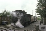 Von 1946 bis 1983 endete die Selketalbahn in Straßberg. 99 5902 hat bereits umgesetzt und wartet mit ihrem Personenzug auf die Rückfahrt nach Gernrode. Links steht die Bahnmeisterdraisine. (11.08.1977) <i>Foto: Will A. Reed</i>
