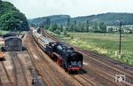 Über das Pfingstwochenende 1982 führte das Schweizer Reisebüro Intraflug eine DDR-Rundreise durch. Am Pfingstsamstag stand die Fahrt mit 03 001 von Leipzig nach Dresden über Döbeln auf dem Programm. Hier fährt der Sonderzug in Nossen ein. (29.05.1982) <i>Foto: Helmut Dahlhaus</i>