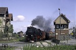 99 7239 verlässt den Bahnhof Wernigerode in Richtung Drei Annen Hohne. Stellwerk und Bahnübergang sind heute verschwunden. (09.1993) <i>Foto: Will A. Reed</i>